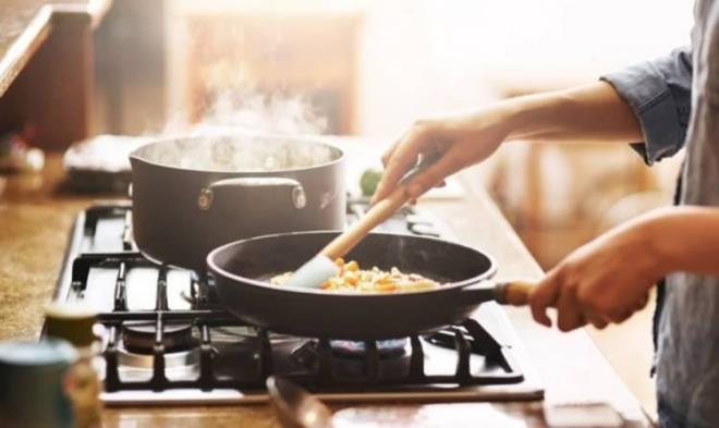 Teflonlar da yine ok tehlikeli, zellikle bunlar izildiinde ok zararl kimyasallar aa kyor ve bunlar endokrin bozucular" diye konutu.