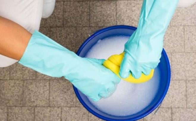 "Deterjan ve dezenfektan kullanmyla ilgili bir lgnlk var. Fakat temizlik su ve sabundur, temizlik; en sade haliyle temizliktir. Her taraf deterjana bulamak temizlik deildir. Ne kadar ok deterjan kullanrsanz o kadar ok durulamanz gerekir.