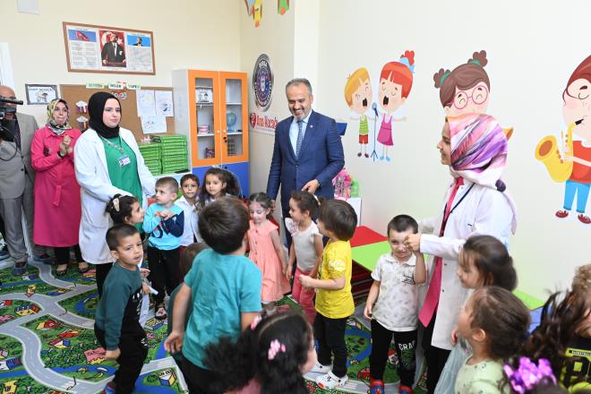 Yeni Ana Kucaklar yolda<br>  Trende konuan Bykehir Belediye Bakan Alinur Akta, yeni eitim retim ylnn tm renci ve retmenlere hayrlar getirmesini diledi. Btn anne babalarn ocuklarnn baarl olmas ve hayata iyi hazrlanmasn istediini ifade eden Bakan Akta, ?Hepimiz ocuklarmz iyi bir eitim alsn ve beraberinde de hayatn kurtarsn beklentisi ierisindeyiz. Eitim hayat ok uzun bir sre. Ana okullarndan balyor ve ilkokul, ortaokul, lise, niversite, yksek lisansla eitim hayat devam ediyor. Ama iin uzmanlar diyor ki, ?okul ncesi eitim bu ite alfabenin A?s, bu iin en nemli ksm. ocuklar geliiminin yzde 90?nn 7 yana kadar tamamlyormu. O yzden annelerden istirham ediyorum. Siz en byk srkleyicisiniz. Elbette ana kucaklarmz olacak, retmenlerimiz olacak. Ama bu ocuklarn psikolojisi, yetitii ortamlar, anne ve babadan aldklar manevi gdalar, ocuklarn hayata hazrlanmasnda en gzel etken. Bakn prl prl bina hazrland. Her yerde byle. 20 tane oldu. Saylarn 40-50?ye kadar karacaz inallah? diye konutu.