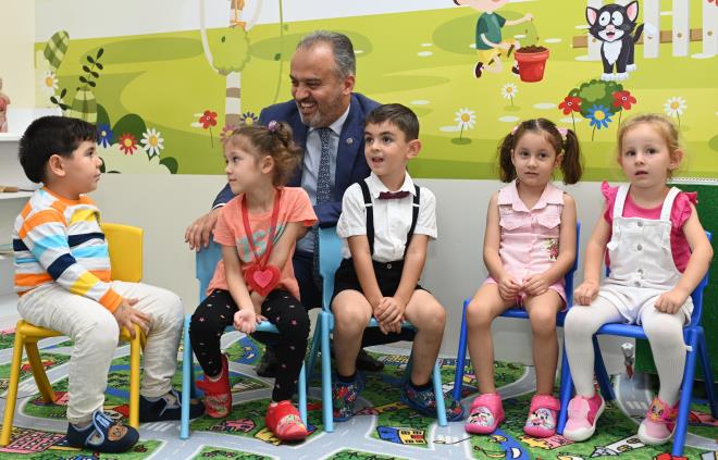 Ovaaka Eitim Mahallesi Muhtar smet Ermi de hem Ana Kuca hem de blgeye yaplan yatrmlar nedeniyle Bakan Akta?a teekkr etti.<br>  Konumalarn ardndan Bakan Akta, snflar gezip, ocuklarla sohbet etti.