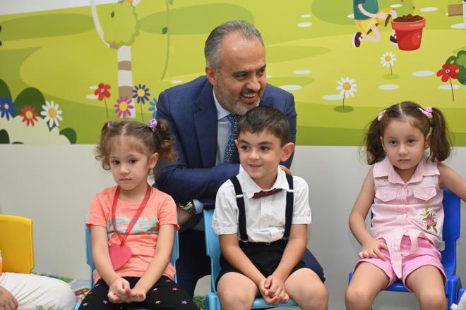 Takn sorunu tarih oluyor<br>  Bakan Akta, Ana Kuca alnda blge halkna altyapyla ilgili bir de mjde verdi. Getiimiz yl blgede yaanan sel basknn hatrlatan Bakan Akta, ?Biz ayn yl iinde toplam 958 metre atk su ve 1.442 metre yamursuyu hatt imalatmz tamamlayarak 1 milyon 150 bin liralk yatrm yaptk. Bu yl iinde de Ovaaka (drdane) Deresi slah iin ihale almalarmz tamamladk. Yer teslimini yaptk. Ksa zamanda almalar balayacak. Dere slah almalar kapsamnda 24 milyon 308 bin liralk yatrm yaplacak. Drdane Deresi slah projesi kapsamnda; Ovaaka Santral, Eitim ve Merkez mahallelerinde; derenin 1200 metrelik etab slah edilerek ta duvar imalat ve bu etaba ait toplam 2 kilometrelik atk su ve yamursuyu hatlar yaplacak. Proje tamamlandnda Ovaaka Deresi slah edilerek, yamursuyu ve sel sularnn yerleim yerlerine zarar vermesi ve atk su hatt problemleri nlenmi olacak. Yeni yaptmz 800 milyon TL?lik 3 tane artma tesisi ihalesi beni, ana kuca projesi kadar heyecanlandrmyor. Evlatlarmzn yzndeki mutluluu grnce tm yorgunluumuz gidiyor. Yeni merkezimiz geleceimiz olan evlatlarmza yeni merkezin hayrl olmasn diliyorum? diye konutu.