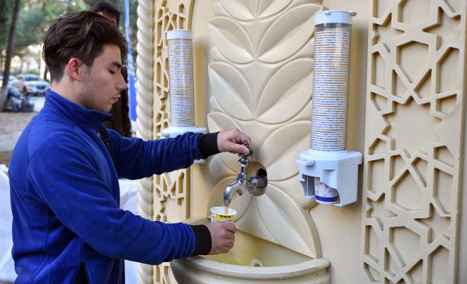 Su fiyatlarnda indirim<BR>  niversite eitimi iin ?Bursa?y tercih eden rencilerin ekonomik olarak desteklenmesi amacyla? Bykehir Belediyesi tarafndan getiimiz yl balatlan su fiyatlarnda yzde 50 indirim uygulamas, bu yl da devam ediyor. Getiimiz yl yaklak 700 abonenin yararland uygulama ile evlerde kirac olarak kalan niversite rencileri, bavuru yapmalar halinde suyu yzde 50 indirimli kullanabilecek. Uygulamadan yararlanacak niversiteli genlerin, renci belgeleri ile BUSK ubelerine gitmeleri yeterli olacak.