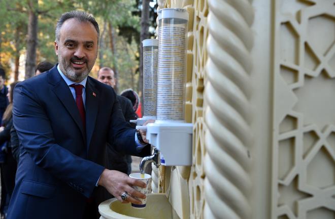 Bir n belediyeden<BR>  Bursa Bykehir Belediyesi?nin Uluda niversitesi Grkle Kamps?nde 2 ve Bursa Teknik niversitesi Kamps?nde 1 noktaya kurduu orba emeleri sayesinde bu yl da niversiteliler, her gn bir n cretsiz yeme hakkna sahip olacak. Toplam 2 bin renci her gn bu emelerden orba ve ekmek alp, karnlarn bedelsiz doyurma imkan bulacak.  Tm bunlarn yannda; cretsiz Bursa turlar, genlik merkezleri, millet kraathaneleri, sosyal, kltrel ve sportif etkinliklerle genler, Bursa?da renci olmann ayrcaln bu yl da yaayacak.<BR>  Gelecee yatrm<BR>  Bursa Bykehir Belediye Bakan Alinur Akta, okul ncesi eitimden niversiteye kadar eitimin her kademesinde rencilerin yannda olduklarnn altn izdi. Gen nfusun Trkiye?nin en byk zenginlii olduunu hatrlatan Bakan Akta, ?Bu zenginlii ancak doru eitimle faydaya dntrebiliriz. Bu nedenle eitli sosyal desteklerle eitimin nndeki engelleri bir bir kaldryoruz. Yeter ki rencilerimiz, sadece derslerine odaklansnlar. Bykehir Belediyesi olarak, eitimden kltre, sanattan spora kadar her alanda onlarn yannda olmaya devam edeceiz? dedi.