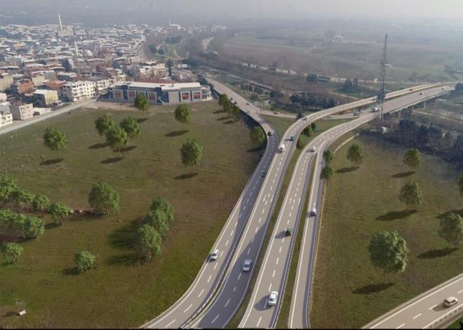 Bursa?da ulamn sorun olmaktan kmas amacyla yeni yollar, yol geniletme ve rayl sistem yatrmlarn kesintisiz srdren Bykehir Belediyesi, kpr ve kavak almalarna bir yenisini daha ekliyor. Kent merkezindeki ulam yatrmlarnda zellikle Acemler blgesine odaklanan Bykehir Belediyesi, balant kollarndaki erit geniletmesi, Hayran Cadde ile Oulu Cadde?nin tp geitle balanmas ve Mudanya Kava?na yaplan ilave kollarla trafik yknnn azaltlmas almalarnn yapld Acemler?e yeni bir kpr daha kazandryor. Yakn Dou evre Yolu?nun Acemler ve Yunuseli balant noktasnda yapmna balanan Fuat Kuuolu kprs ile Acemler ynnden gelen aralar Yakn Dou evre Yoluna girmeden yeni kpr ile dorudan Fuat Kuuolu Caddesi?ne balanacak. malatlarn balad 7 ayak ve 6 aklktan oluan Fuat Kuuolu Kprs iin 54 kiri montaj ve 1560 metre fore kazk yaplacak. Yaklak 2700 metrekare beton ve 900 ton demirin kullanlaca almada 2500 metrekare geoarme duvar imalat ve 30 bin metrekp kaz dolgu yaplacak.