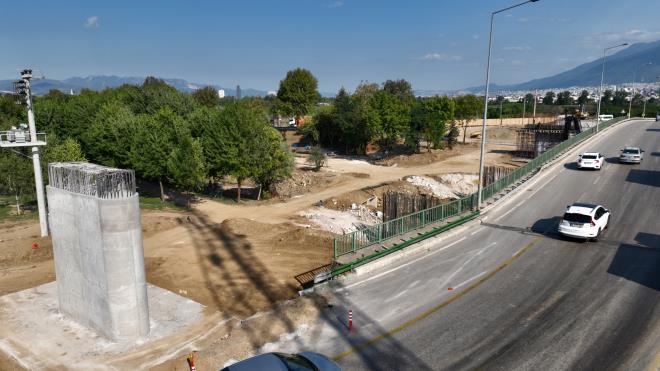 Yatrmlar hz kesmiyor<br>  Bursa Bykehir Belediye Bakan Alinur Akta, gnlk ara geiinin stanbul?daki 15 Temmuz ehitler Kprs?nden yzde 10-12 daha fazla olduu Acemler?in yklerini azaltmak iin youn mesai harcadklarn syledi. Acemler?in kentin dou-bat aksndaki tm yollarn kesiim noktas olduunu hatrlatan Bakan Akta, ?zellikle son yllarda yaplama younluunun giderek artt Yunuseli blgesine doru youn bir ara geii var. zellikle kentin gney blgesi ve zmir ynnden gelen aralar Acemler Kava?na girip, Yakn Dou evre Yolu?nu kullanarak, U dn yaptktan sonra Yunuseli blgesine balanabiliyor. Bu da zellikle pik saatlerde Acemler Kava?nda younlua yol ayor. naat balayan Fuat Kuolu kprs ile artk bu aralar Yakn Dou evre Yolu?na ynlenmeden dorudan kavak zerinden Yunuseli?ye balanabilecek ve bylelikle trafiin seyri de hzlanacak. Yeni kprnn imdiden hayrl olmasn diliyorum? diye konutu.