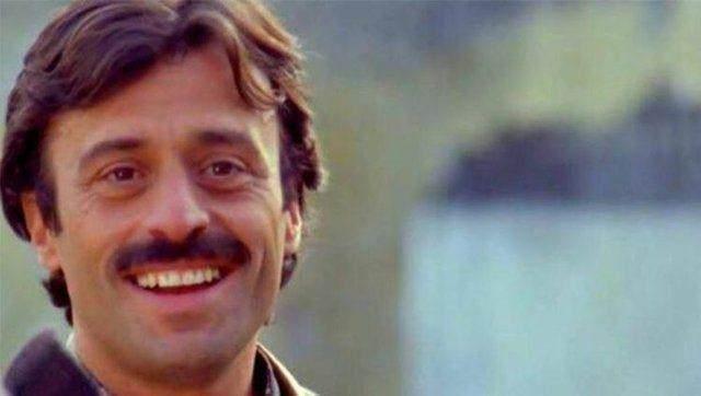 Son olarak 2002 ylnda ekrana gelen 'Unutma Beni' isimli diziyle hayranlarnn karsna kan nl oyuncu, yllar sonra Data'da bir berberde grntlendi.