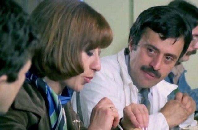 "Aile erefi", "Hababam Snf", "Glen Gzler", "Sper Baba" ve "Tokat" gibi Trk sinemasnn efsane yapmlarnda rol alan evket Altu, yaklak 20 yldr ekranlardan uzakta bir yaant srdryor.