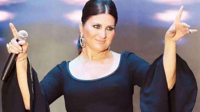 90'l yllardan beri mzik piyasasn kasp kavuran arkc Sibel Can, kendine has tavrlar ve dikkat ekici tarzyla geni bir hayran kitlesine sahip. Gl sesiyle hayranlarna mzikal len yaatan nl arkcnn u sralar ba saplantl bir hayranyla dertte.