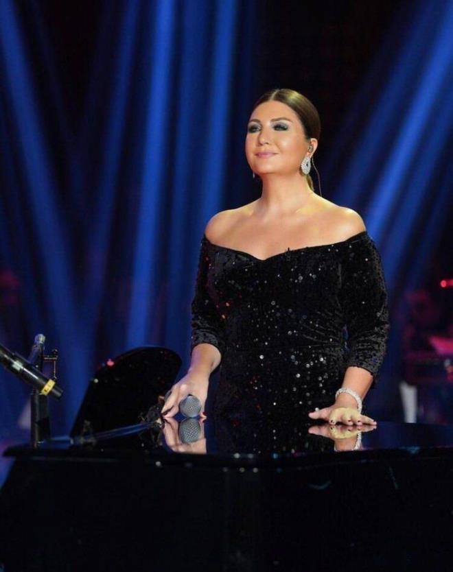 nl arkcnn evinin nne gelen gen adam yannda getirdii hediyelerini bizzat Sibel Can'a teslim etmek istedi Ancak Can'n evde olmad yantn alan saplantl hayran pes etmedi.