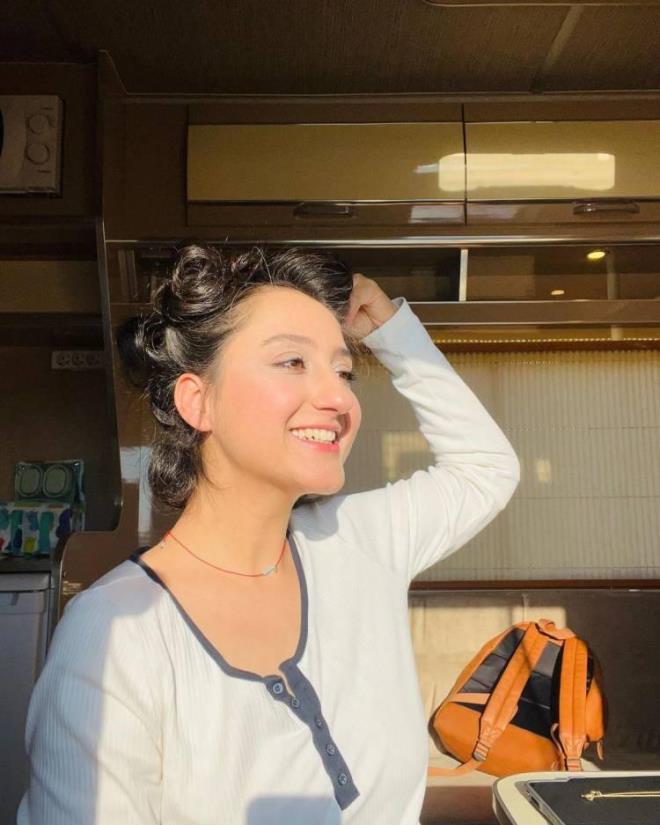 imdilerde bambaka birine dnen Ecem Erkek, 10 kilo verdii ifade etti. Bir taraftan youn tempo iindeyken sporuna da dikkat eden Erkek, sk bir diyete girerek salkl yaamay tercih edenlerden oldu.