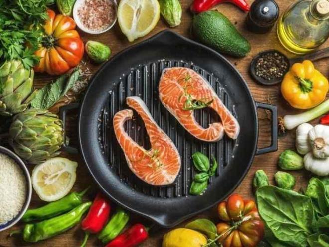 SREKL AYNI TABAKLA YEMEK YYN    Srekli olarak nlerinizi ayn tabakta ve kasede yerseniz yiyecek almn porsiyon lsn daha dzgn bir ekilde kontrol edebilirsiniz. Ayrca toplu olarak yiyecek almn daha aza indirmi olursunuz. Eer tabanz farkl besin gruplarna gre ayrrsanz gznze daha ok byk grnr ve doymanz salar.