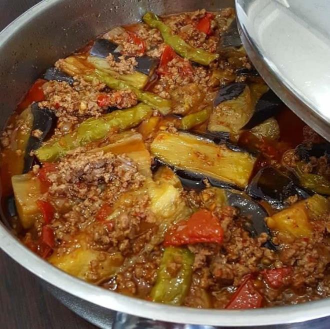 DREK TENCEREDEN YEMEYN    Yemekleri byk paketlerden ve kaplardan yemek yemek daha fazla yemek yeme isteiniz arttrmaktadr. Bu yzden tabaklara koyarak masada yemek yemek ve porsiyonu taban iinde grmek gznzn doymasna ve daha az yemenizi salayacaktr.