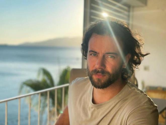 Aydar 1999 ylnda ise Seda Sayan ve Gven Kra'la birlikte 'Ayecik' isimli dizide rol ald.