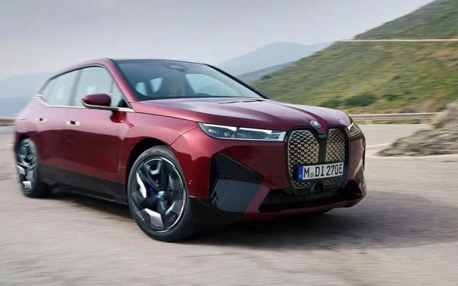 BMW    BMW iX xDrive40 First Edition Essence Otomatik 326 bg - 3.234.200 TL