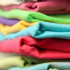 Anne adaylar� tek par�a ve kal�n giymek yerine kat kat pamuklu ve yumu�ak y�nl� olan giysiler giymelidir. A��r� terlemeyle mantar enfeksiyonuna neden olabilecek sentetik k�yafetler tercih edilmemelidir.