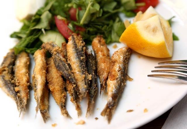 Hamilelik s�recinde �i� bal�k t�ketmek yerine hamsi, uskumru, istavrit, palamut gibi bal�klar�n t�ketilmesi daha sa�l�kl�d�r. Bal�klar�n k�zartmadan �ok bu�ulama veya �zgara da pi�irilerek yenmesi daha do�ru olacakt�r.