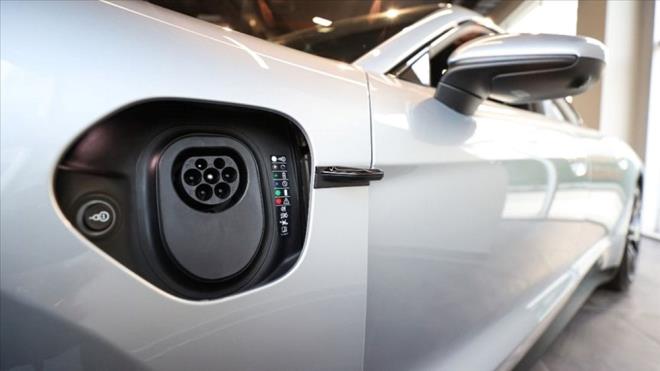 Otomobil pazar motor tipine gre deerlendirildiinde, dnya genelinde artk yava yava retimi azaltlan ve ileride retiminin tamamen durdurulmas planlanan dizel motorlu otomobil satlarndaki dn srmesi dikkati ekiyor. reticilerin gemi yllara kyasla daha az dizel motorlu arac piyasaya sunmas da dizel satlardaki azalta nemli etkenlerden biri olarak kabul ediliyor.