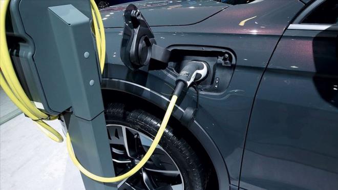 Elektrikli otomobil satlar 3'e katland - 5  BENZN LK SIRADA    Trkiye otomobil pazarnda, bu yln ilk 8 aynda benzinli otomobiller 250 bin 401 adetlik satla birinci, dizel otomobiller ise 60 bin 316 adetle ikinci srada yer ald.    Hibrit otomobil satlar 34 bin 265 adet olurken, oto gazl otomobil satlar 6 bin 278 adet ve elektrikli otomobil sat da 3 bin 283 adet olarak kaytlara geti.