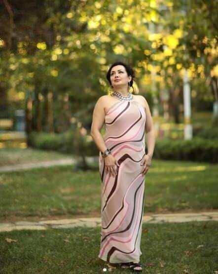 Gen� k�z gibi g�r�nmeye �al��an anneler. Ve ayn� karede yer ald�klar�nda tuhaf, do�all�ktan uzak foto�raflar. Baz� anneler zamana meydan okumak ad�na estetikten, kozmetikten yaralan�p gen�le�meye �al���rken, �ocuklar� da alabildi�ine kad�ns� olma yolunda ilerliyorlar... B�ylece anne ile k�z�n�n ya�� da birbirine yakla�m�� oluyor herhalde? �nsan hayat�nda evreler vard�r. Ergenlik de bunlardan biri, hatta belki de yeti�kin olma yolunda ilerlerken en �nemlisidir...