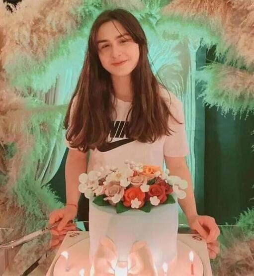 Gibi g�r�n�yorsunuz iltifatlar� ho�tur, g�zeldir ama kendini bu iltifatlara kapt�r�p anne mi, abla m� oldu�unu �a��rmak pek de g�zel de�ildir. Anne direksiyon hakimiyetini kaybederse kaza olur, kay�plar ya�an�r. Ve anneler davran��lar�n�zla ba�ka bir konuda daha k�z�n�za ilham oluyorsunuz. Dikkat edin. �lerde onun nas�l bir ANNE olaca�� konusunda