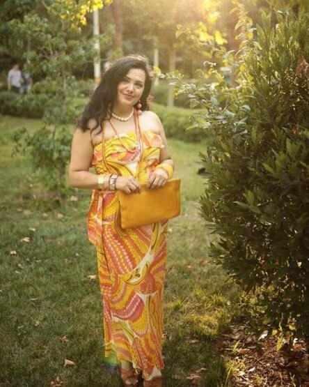 "S�TEM ETT�"    "Sa�lar boyal�, r�fleli, y�zler a��r� makyajl�, t�rnaklar takma" diyen �nl� sunucu, "Gerek var m� bu kadar abartmaya, ya��n�n g�zelli�ini, tazeli�ini ta��mak dururken bu acele niye? Bir k�z �ocu�unun hem ilk rol modeli, hem de �yk�nd��� ilk kad�n olan anneler neredeler, olup biteni fark etmiyorlar m�? K���k birer kad�n gibi g�r�nen ergen k�zlar