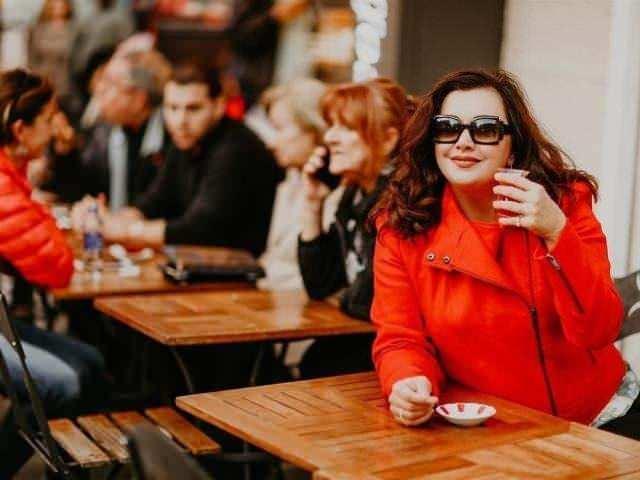 Televizyon ekranlar�n�n sevilen isimlerinden biri olan sunucu Esra Ceyhan  sundu�u A'dan Z'ye program� bir d�neme imzas�n� atm��t�.