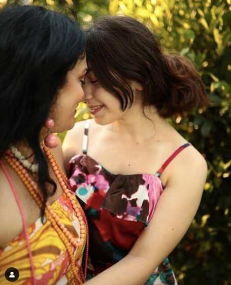 Sadece kad�n olarak de�il, yar�n�n annesi, e�i olarak da sizi �rnek alacak o k���k k�z. �ocuklar�n ve ergenlerin ilk ihtiyac� kendilerini dinleyen ve anlamaya �al��an ebeveynlerdir. Yoksa yavrular; duvarlar�nda kocaman �atlaklar olan k���k d�nyalar kurarlar kendilerine. Ve neler mi olur, oturup d���n�n bakal�m neler olur