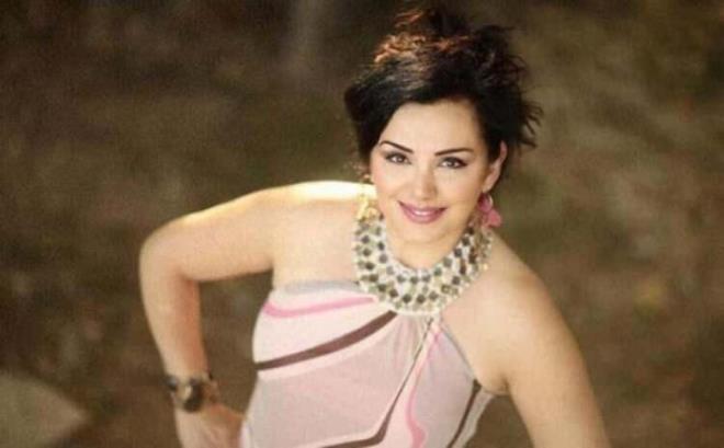 YA� 15-16 AMA G�R�NT� 30-35 NEDEN?    "Son y�llarda, �zellikle de son zamanlarda hen�z ergenlik d�nemini ya�ayan gen� k�zlar �yle tuhaf g�r�n�yorlar ki, �z�l�yorum. Ya� 15-16 ama g�r�nt� 30-35. Neden? Bir daha bu zamanlar� ya�ama �ans�n�z olmayacak ki, neden?"