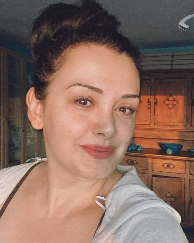 �imdilerde 53 ya��nda olan Esra Ceyhan sosyal medyay� aktif kullanan isimlerden biri.