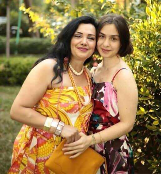 Evreler atland���nda, olmas� gerekti�i gibi ya�anmad���nda geli�me basama�� eksik kal�r kan�mca. Birini sindirmeden, bir di�erine h�zl� bir ge�i� yap�lm��t�r zira" �eklinde konu�tu. Ceyhan, s�zlerini; "Ve anneler; tan�nm�� ya da tan�nmam�� olun, kim olursan�z olun, kendinize bak�n, sa�l�kl� kal�n, g�zel g�r�n�n, hakk�n�z ama tamamen i�inize d�n�k olmas�n benli�iniz? Ve ne kadar ince, zarif, g�zel olsan�z da, bir �eyi asla akl�n�zdan ��karmay�n...