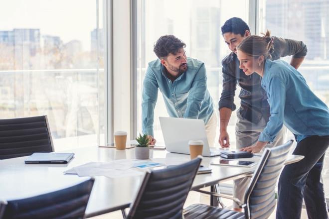 Z KUAI 2 KAT DAHA FAZLA  DETRYOR    Pandeminin balangcndan bu yana benzeri grlmemi sayda insan da i deitirdi. Microsoft'un "byk deiiklik" olarak adlandrd bu olayda, zellikle 1997'den sonra doan (Z Kua olarak adlandrlan) alanlarn i deitirme olaslnn neredeyse iki kat fazla olduu grld.     Roslansky'e gre 2030 ylna kadar Z kua tm i gcnn yaklak yzde 30'unu oluturacak ve bu nedenle yneticilerin onlar anlamas gerekiyor.