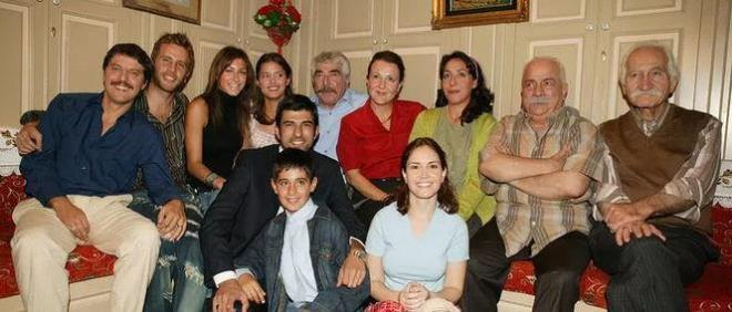 2004-2007 yllar arasnda yaynlanan 'Yabanc Damat' dizisinden de bahseden nl oyuncu, "Yunanistan'da yryemiyorduk. Bando ve mzka ile karlyorlard.