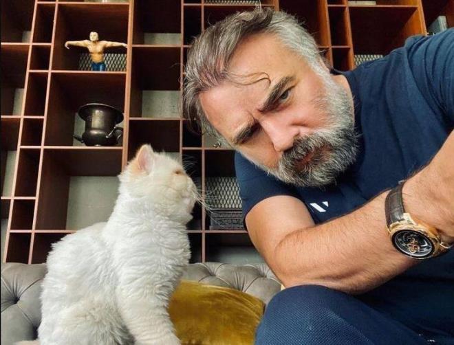 Ayn zamanda 4 kedisi de olan usta sanatnn kedilerinin ad Miu, Bihter, Zeytin ve irkin.