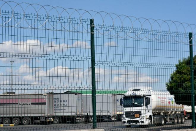 Yazda ayrca her tesisin kendi alann en az 2,5 metre boyunda tel veya beton duvarlarla evrelemesi, gvenlik grevlisi altrmas ve d gvenliklerini salamas gerektii ifade edildi.