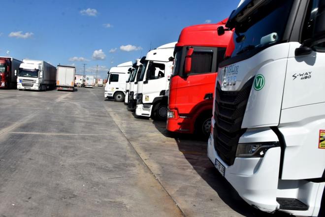 'GVENL ST DZEYE IKARTTIK'    TIR park sorumlusu smail Demirta, valilik yazsnn ardndan hemen harekete getiklerini belirterek, "Valilikten gelen yazdan dolay biz de tel rglerin stne jiletli tel yaptrdk. Yaz sonras burasnn gvenliini st dzeye kardk. 2 gvenlik grevlimiz vard, 4 kiiye kardk. Kamera sistemi kurduk, aydnlatmalar oalttk. lerleyen dnemde bu nlemleri de artrmay dnyoruz. Her keye bir kamera koymay dnyoruz. u an buraya TIR srcs haricinde yabanc uyruklu kimse giremez" dedi.