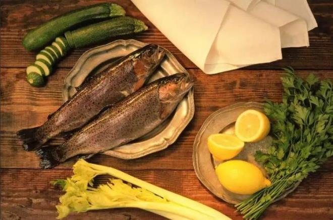 &#8203;Faydalar saymakla bitmeyen balk, dengeli beslenmenin bir parasdr. erdii omega-3 ya asitleri, D vitamini ve selenyum gibi besin bileenlerinin bulunmas bal daha da ekici klan bir besin haline getiriyor.