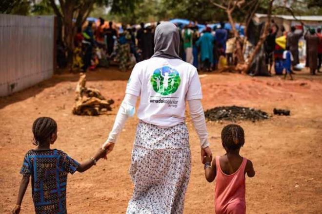 Umuda Koanlar Dernei'nin kurucusu Gamze zelik, yardma muhta Afrika Tanzanya iin harekete geti. Birok lkeye ve birok insana ulaan Umuda Koanlar Dernei, yine gnlleri fethetti.