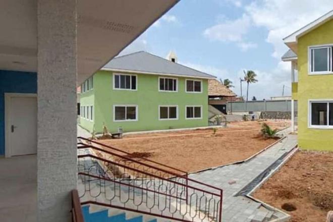 zelik'in ekibi Umuda Koanlar Dernei ise hesabndan "Hz. Hatice Klliyemiz ocuklarna kavumak iin hazrlklarna devam ediyor.     Tanzanya'da inaatn gerekletirdiimiz Hz. Hatice Klliyesi Anaokulu, lkokul, Yetimhane, Cami, idari bina, Spor alanlar ve Oyun parkyla sona doru yaklayor.