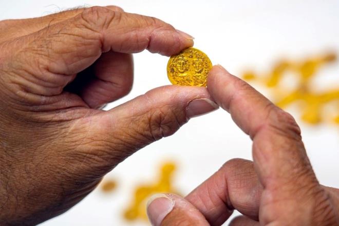 srail'deki arkeologlar, bir duvarn iine gizlenmi 7. yzyla ait 44 saf altn sikke bulunduunu aklad.