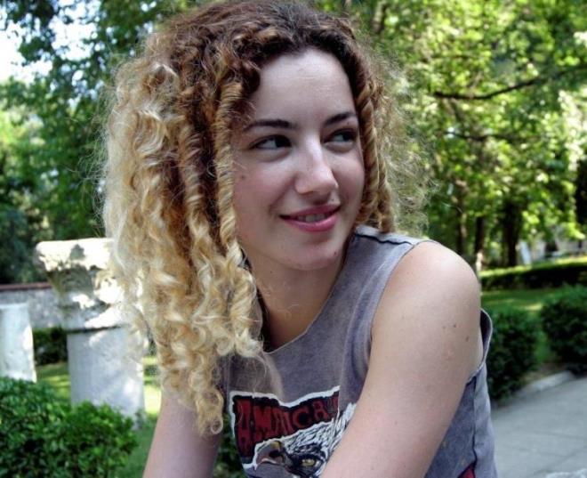 GRESUN'DA YAIYOR!  <br>  imdilerde 40 yanda olan Pnar Aydn Giresun'da ei ve ocuklaryla birlikte yayor. "Neden Giresun?" sorusuna yant veren nl oyuncu "Eimin babas vefat edince buraya geldik. Hayatm tamamen deiti. Burada huzurlu bir hayatm var. stanbul'da bouluyorum. Buradaki sakinlie ve huzura ok altm." ifadelerini kullanmt.