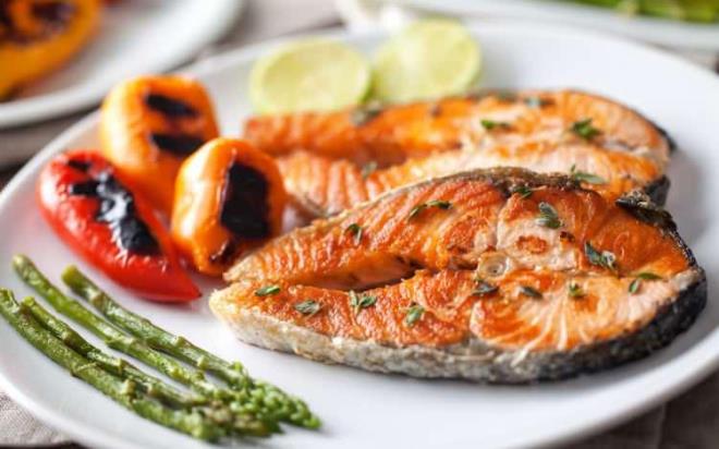 BALIK    &#8203;Hemen hemen her kesimden insann severek yedii omega-3 bakmndan zenginliiyle gz dolduran balk, kalbe iyi gelen besinler arasnda olduka nemli rol oynar. Kalp hastalarna sklkla nerilen vitamin ve protein asndan pek ok hastala iyi gelmektedir. Kalp sorunlarn da en az indirgeyen bal beslenme listenizde yer vermenizde yarar var.