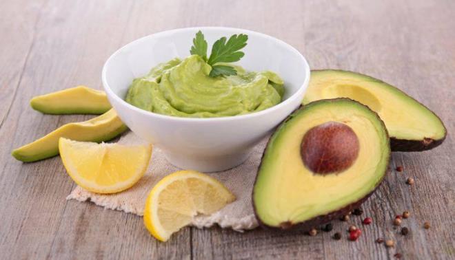 AVOKADO    Kalp salnn kurtarc niteliindeki besinlerinden biri de avokado, ierisinde bulundurduu E vitamini, potasyum ve K vitamini sayesinde beslenmede ve kalbin dzenli almasnda etkili bir tropikal meyvedir. Tketimi asndan gn iinde en az 1 ne dahil edilmesi uzmanlar tarafndan nerilmektedir.