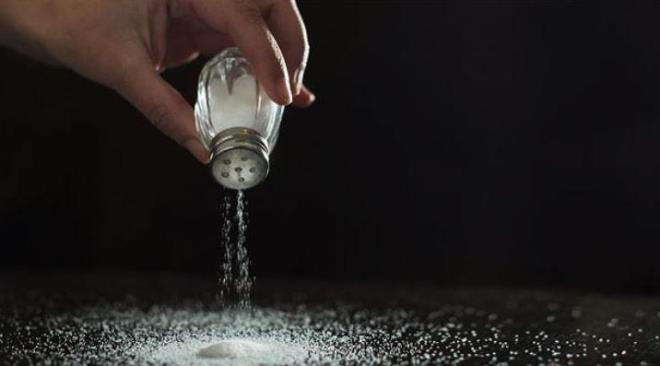 TUZ    Kalp sal iin beslenme ne kadar nemliyse bunun en nemli ksmlarndan biri de tuz tketiminde azaltmaya gidilmesidir.    Uzmanlar tarafndan yaplan aklamaya gre gnde 6 gramdan fazla tuz tketimi kalp rahatszlklarna davetiye karyor.