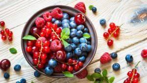 BRTLEN VE AHUDUDU    Brtlen,ahududu, ilek gibi kalbin dostu olan meyveler zellikle kan basncn dengelemede nemli rol oynar. Grnts ve lezzetiyle dikkatleri zerinde toplayan bu meyveler sayesinde geireceiniz bir kalp rahatszln en aza indirgemek mmkn. Kalp ve damar problemlerine etkili bir alternatif olan bu besinlere, beslenme listenizde yer verebilirsiniz.