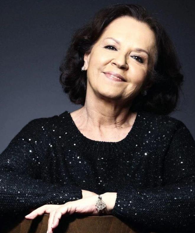 "RTUSUZDUM"    Fatma Karanfil,15 yandayken gittii bir sanat semesinde, yatlarnn makyal olmasndan dolay kendisinin sadelii yznden geri planda kaldn "Rtusuzdum" szyle anlatmt.