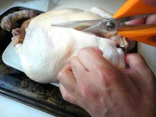 Marketlerden btn olarak aldnz tavuu doramak iin mutlaka mutfak makas kullann. nk mutfak makas tavuu doru ve hzl bir ekilde paralara ayrmanz salayacaktr.   <br>  TE BU KADAR