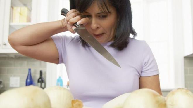 SOANI BUZLUA KOYARSAK NE OLUR?    Soan dorarken kadnlarn en ok ikayet ettii durumlardan biri olan gzlerin sulanmas ve acmasdr. Bu durumu yaamamak iin birok kii internette 'Soan dorarken gzlerin yanmamas iin yaplmas gerekenleri' aratryor