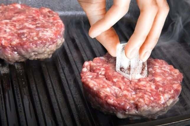 Izgarada piirmek istediniz etin kurumasn engellemek istiyorsanz kfteleri piirirken zerine bir buz koyun. Bu yntemle birlikte etleriniz daha lezzzetli ve sulu bir ekilde piecektir.