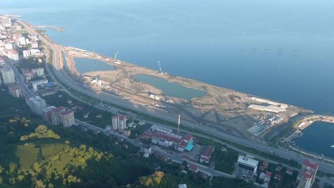 Kentte arazi sorunu nedeniyle havaliman ve lojistik liman projelerinden sonra deniz dolgusu zerine ina edilecek ehir Hastanesi'nin deniz dolgusu Gndodu ve Hamidiye mahalleleri arasndaki sahil bandnda devam ediyor.
