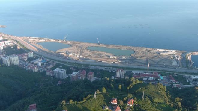 Hastane inaatnda blge mimarisine ve doaya uyuma zen gsterileceini belirtan Vali eber, "Rize ve Karadeniz figrlerini bolca kullanmaya zen gstereceiz. ok estetik bir binamz olacak. Btn odalardan deniz grlecek. Hastanemiz ayn zamanda bir eitim aratrma hastanesi olaca iin tm akademik personelin onlara yakr odalar, toplant salonlar, laboratuvarlar olacak. Otopark sknts yaamayacamz ekilde otoparkmz olacak. Bylece ok gzel bir hastaneye iki  yl sonra hizmete sunacaz. Sadece Rize'ye deil Artvin'deki spir?den bu tarafa hasta ve hastane ihtiyac hisseden herkese hizmet vereceiz? dedi.